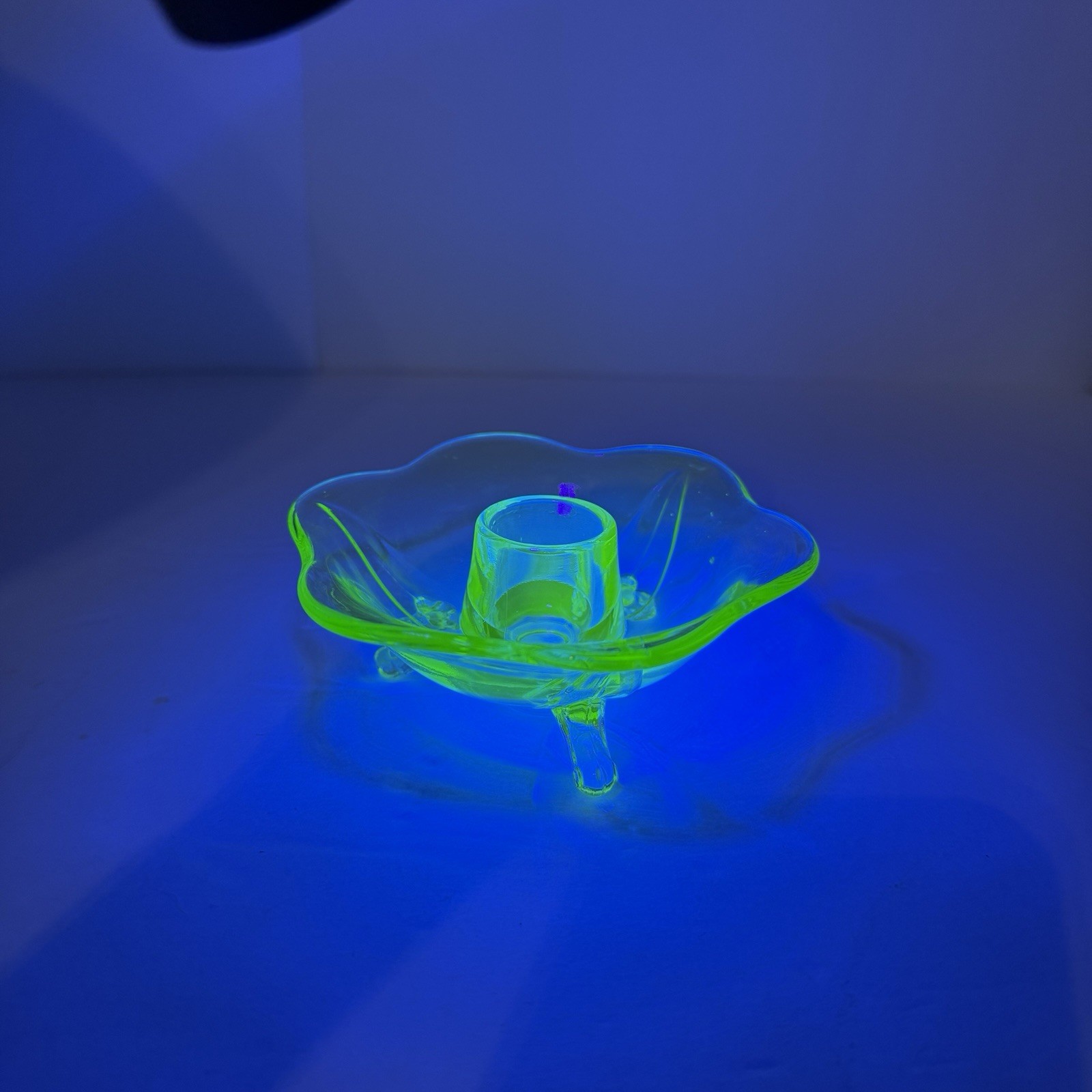 FENTON LOTUS 6-PETAL GREEN URANIUM VASELINE GLASS 3-FOOTED CANDLE HOLDER