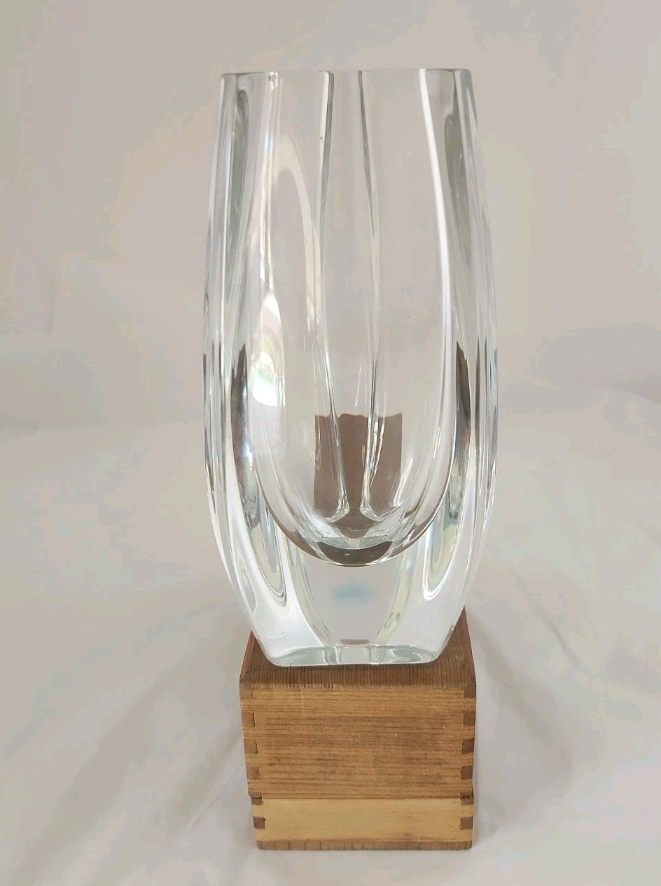 Clear Baccarat Bouton D’Or Triangular Crystal Art Glass 5 7/8″T Flower Bud Vase