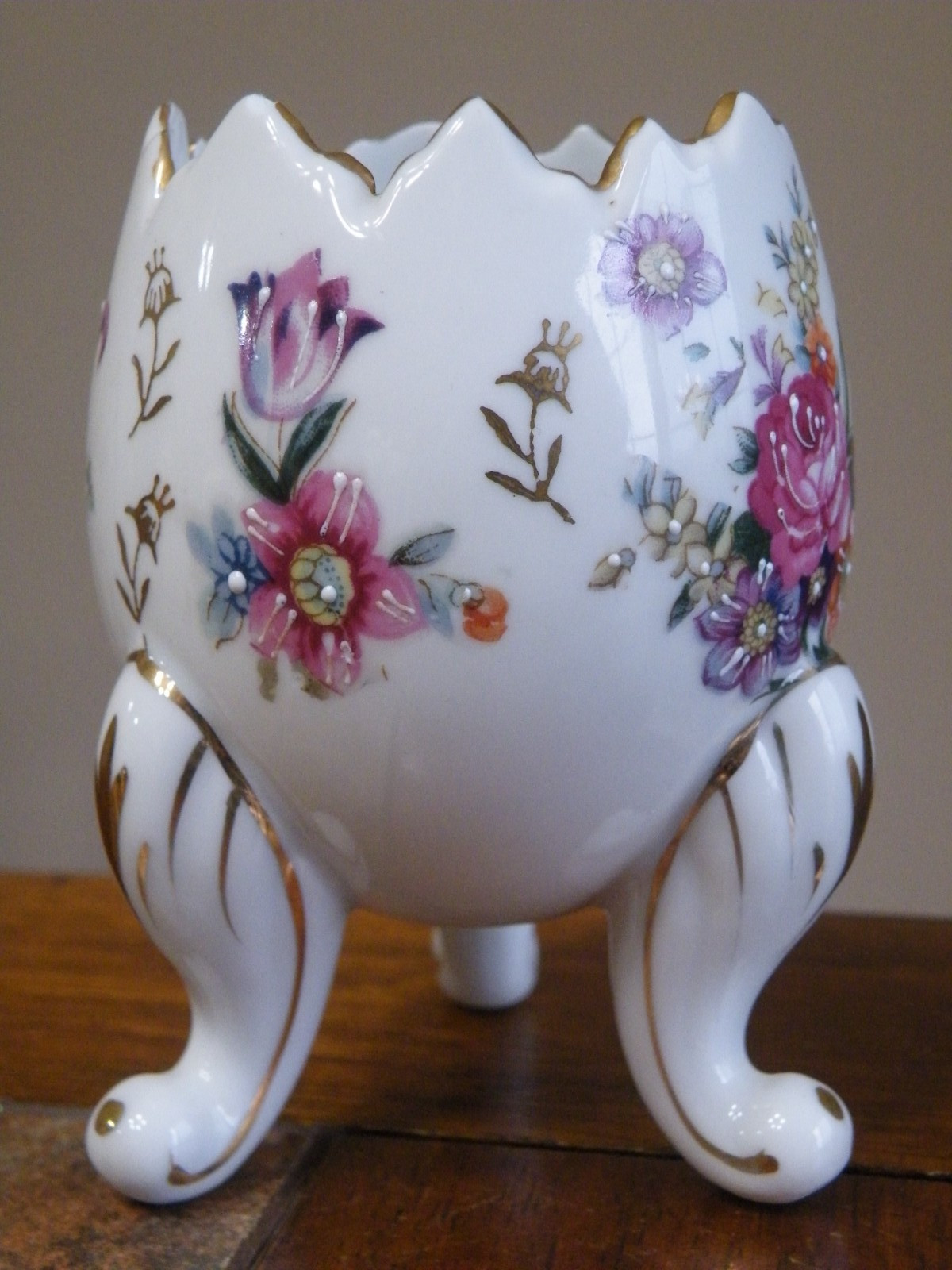 Vintage JAPAN Egg SHAPE Hand Painted PORCELAIN 3-3/4″ Footed VASE Flowers ART