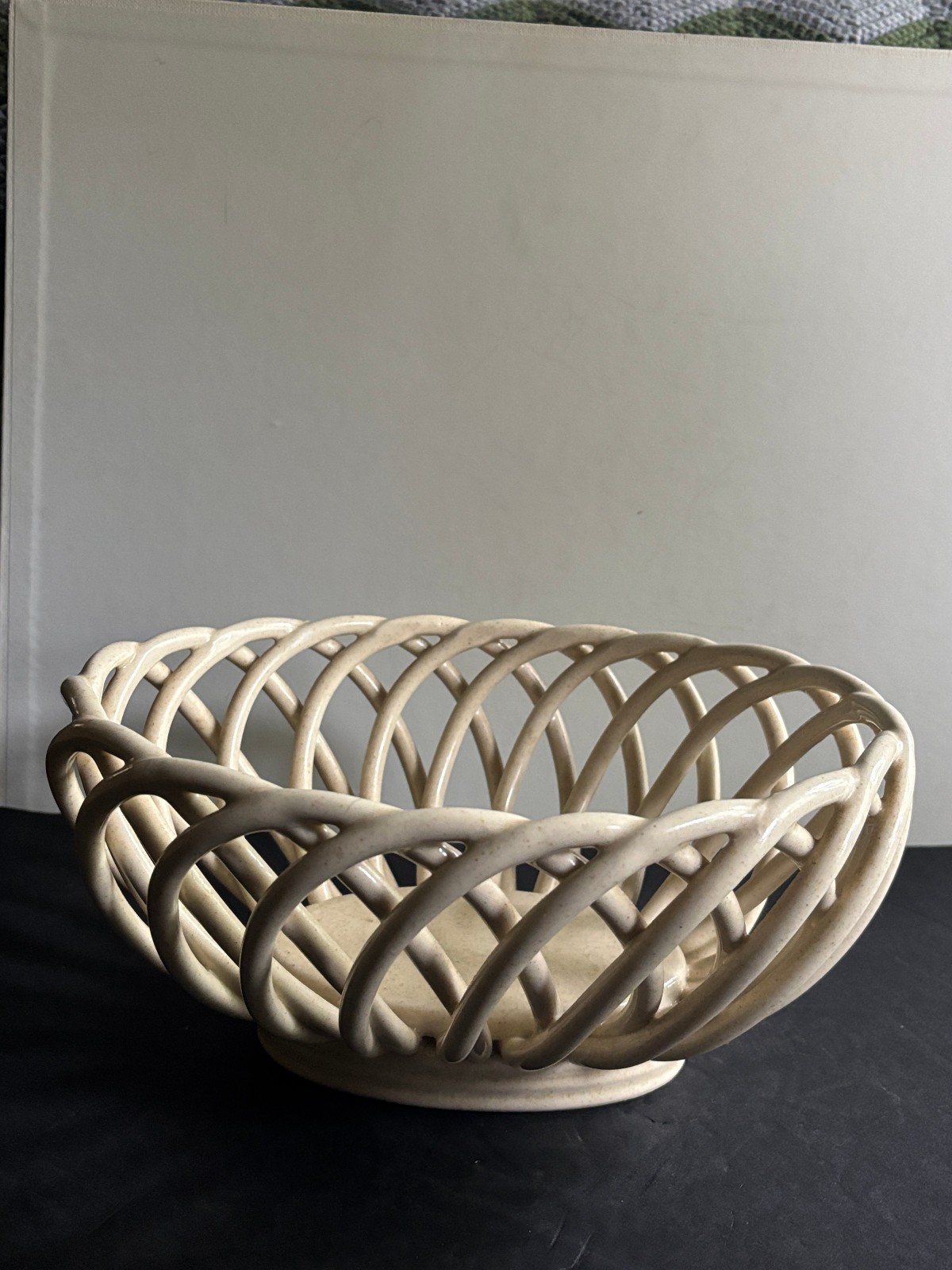 VINTAGE OFF-WHITE CERAMIC OPEN-LATTICE BREAD BASKET/FRUIT BOWL