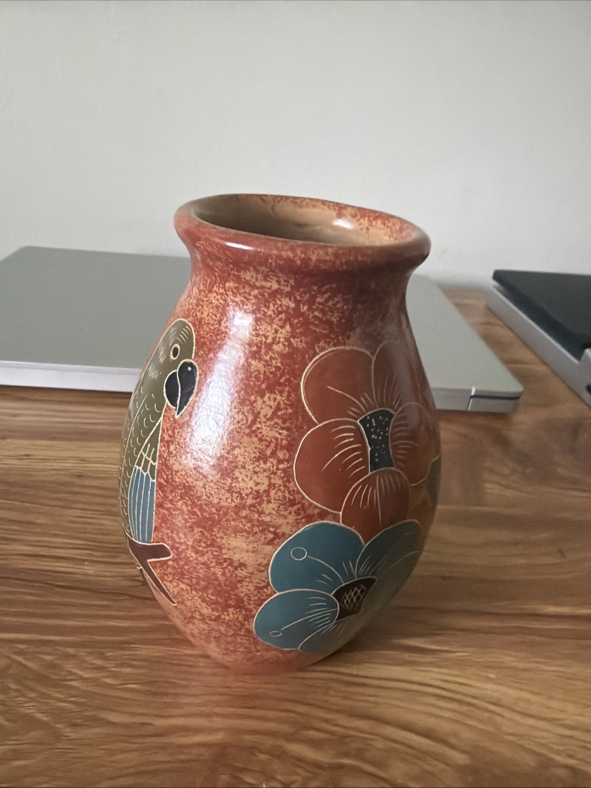 VINTAGE NICARAGUA CARVED REDWARE POTTERY VASE PARROTS / FLORAL 6 1/2″