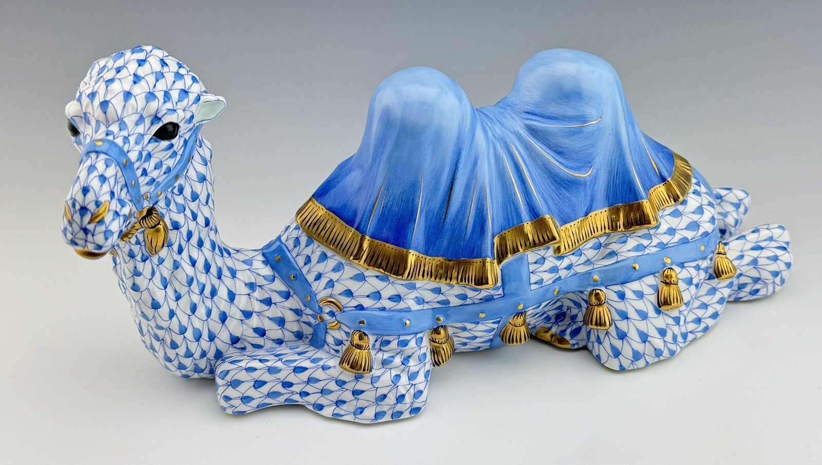 🦋 MINT HEREND Large 9.5” CAMEL Classic Kingdom Blue Fishnet Figurine
