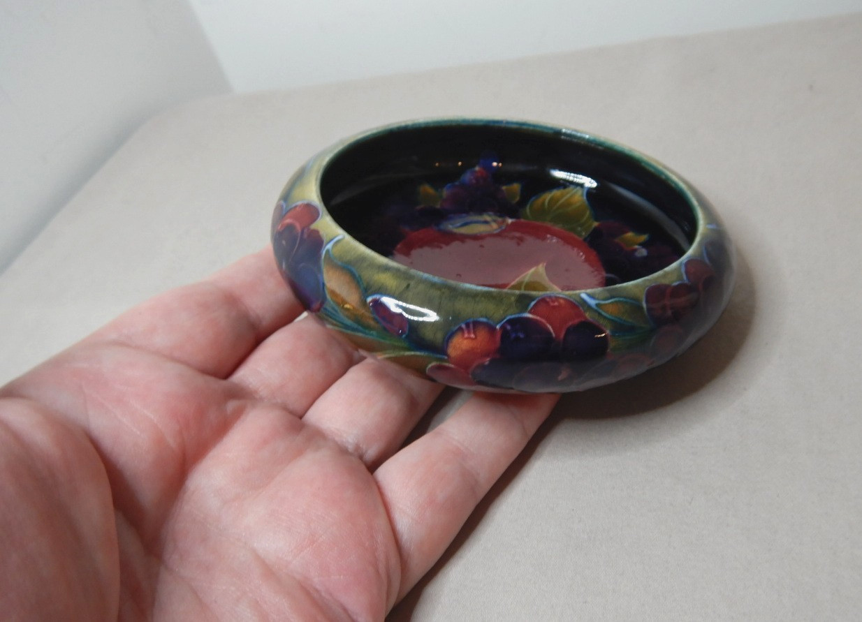 ANTIQUE WILLIAM MOORCROFT SMALL POMEGRANATE BOWL 11cm DIAMETER 3cm DEEP