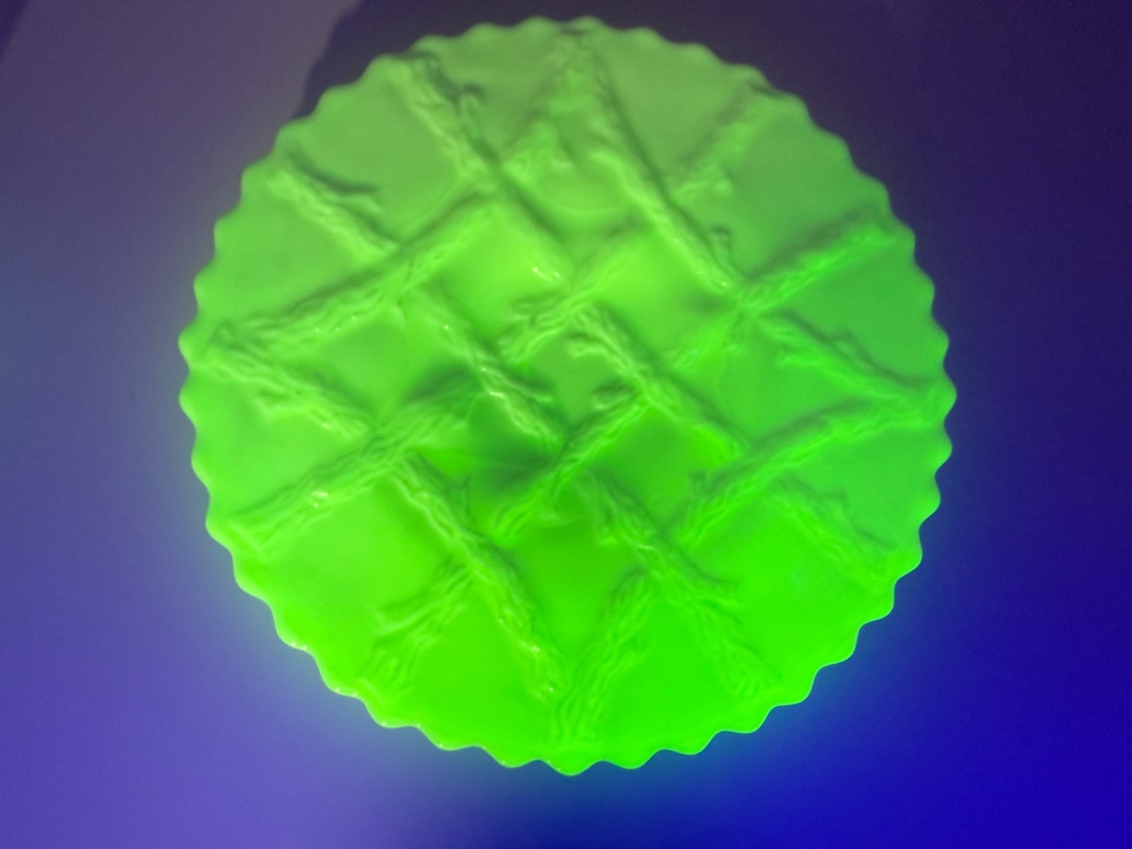 Vtg 1930s Akro Agate Slag Glass 2.8″ UV Reactive Paperweight Lighter w/Plate