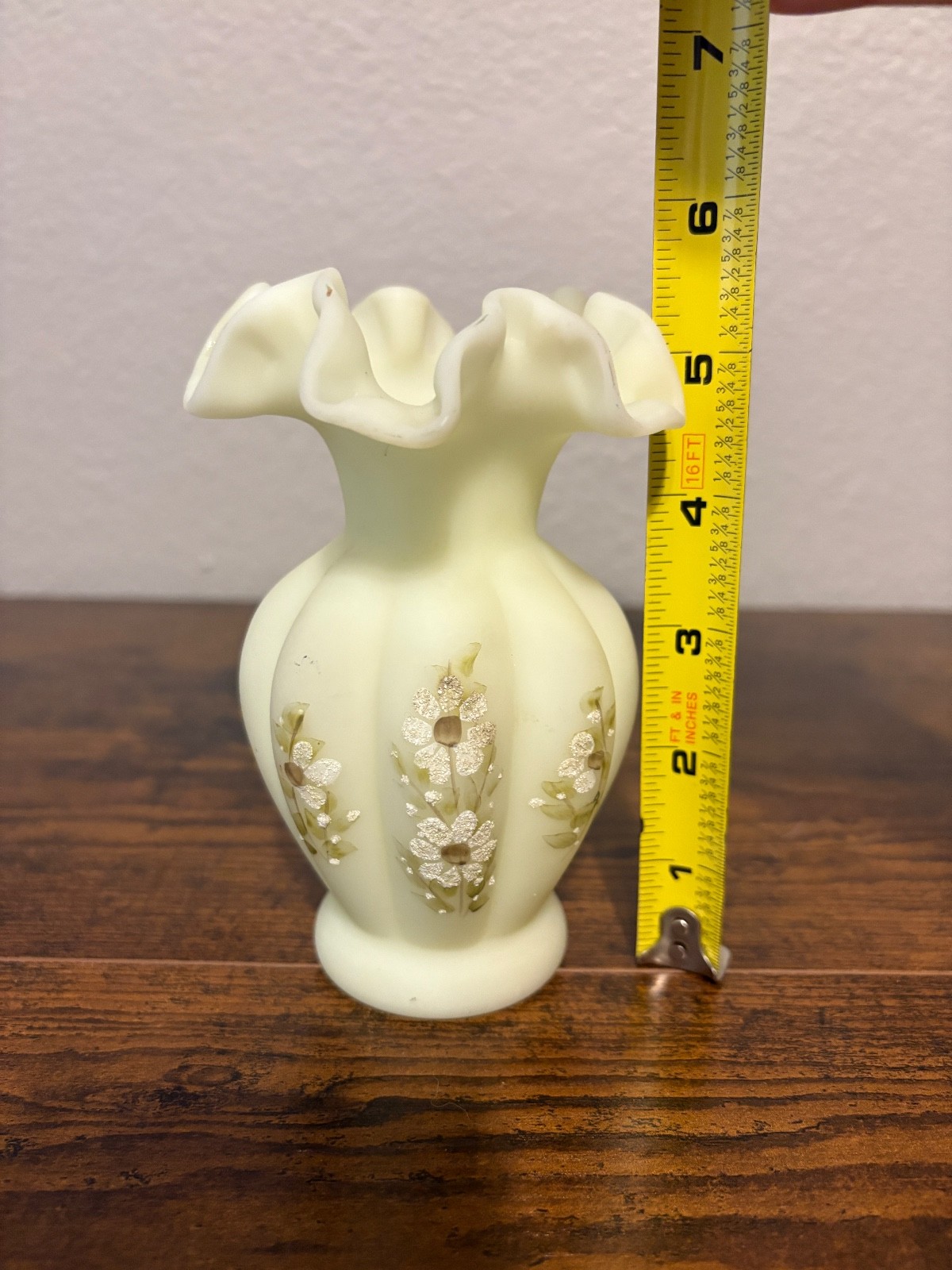 VTG Fenton Satin Custard 5 3/8″H Hand Painted Daises Melon Vase Uv Reactive