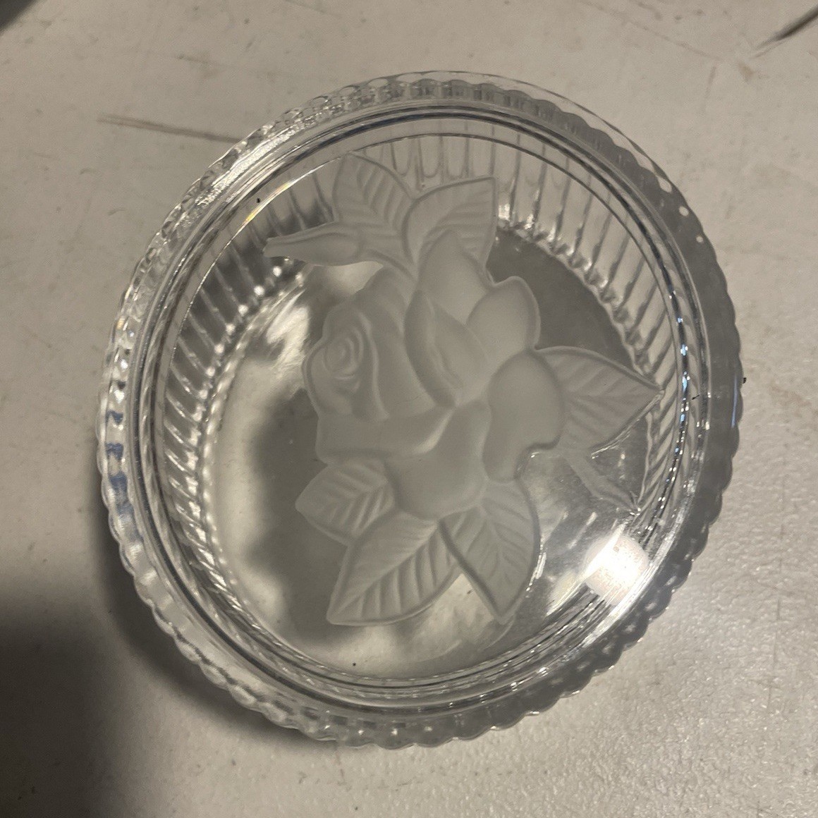 Clear crystal Round Floral Decorative Trinket Box w/ Lid, 4in x 3in