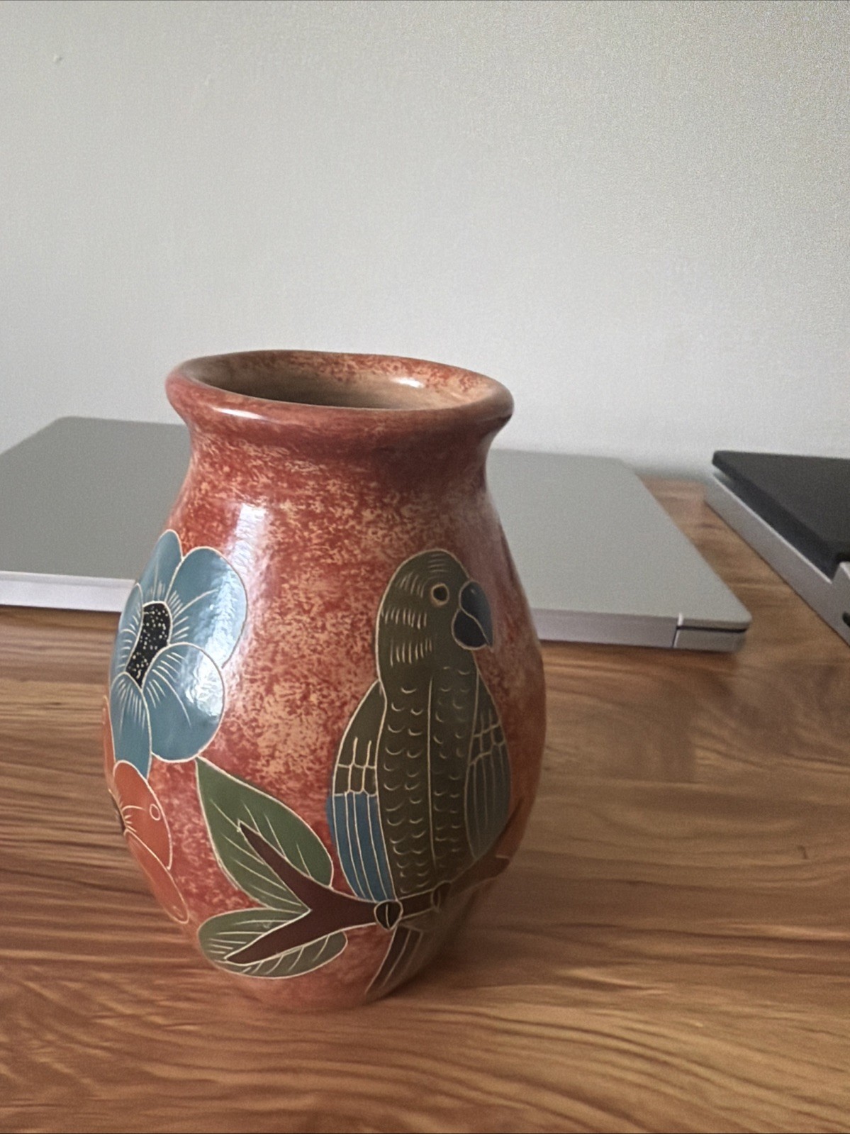VINTAGE NICARAGUA CARVED REDWARE POTTERY VASE PARROTS / FLORAL 6 1/2″