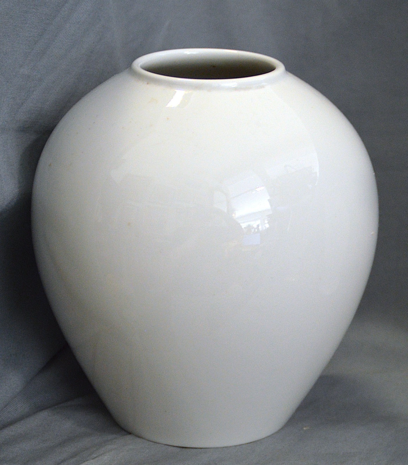 KPM Berlin Egg-Shaped Vase, Siegmund Schütz, White Porcelain, 17 cm, 1941-1953