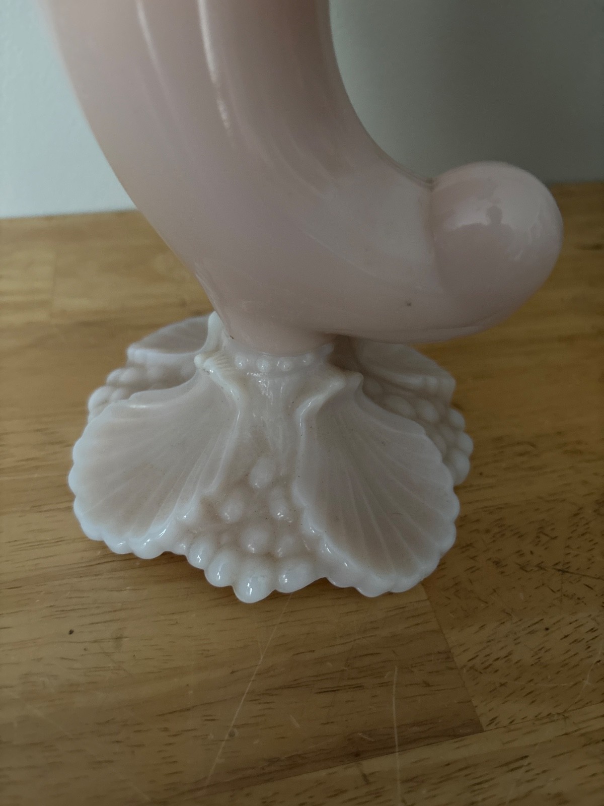 vintage cambridge coral sea shell cornucopia vase 9 3/4 in tall pink