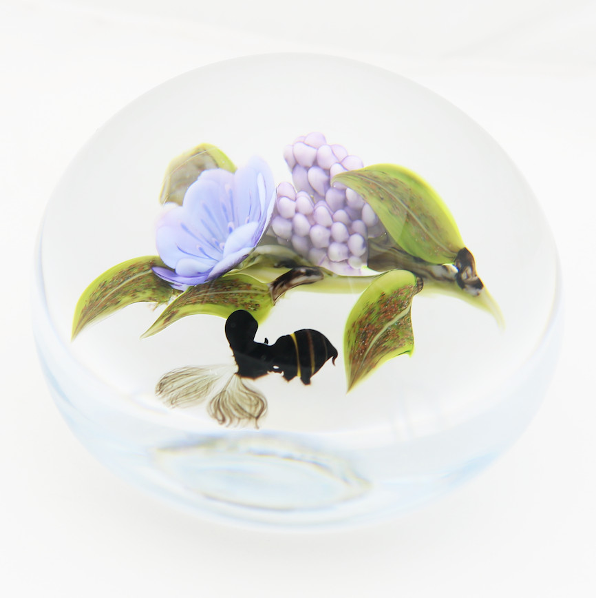 LARGE Victor TRABUCCO Wild Flowers Berries Honey BEE Art Glass PAPERWEIGHT