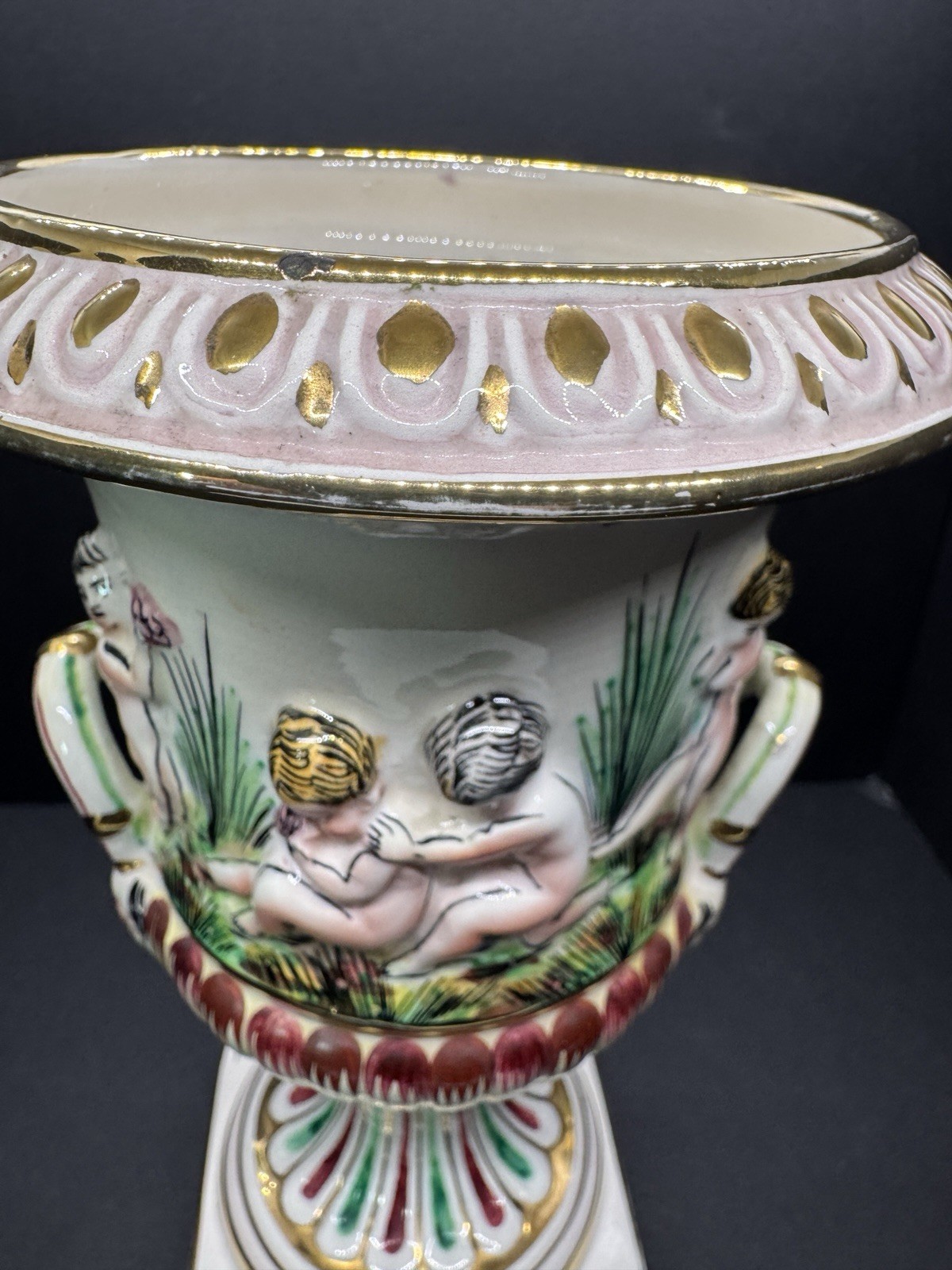 Adorable Capodimonte Italy Raised Cherubs Bacchus Baroque Porcelain 9″ Vase VTG