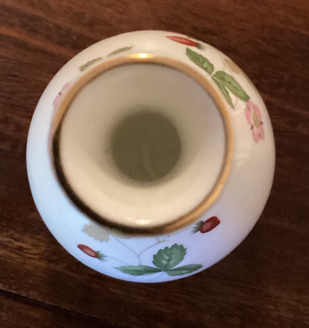Vintage Wedgwood ‘ Wild Strawberry” Small Bud Vase Porcelain 13 Cm Heigh