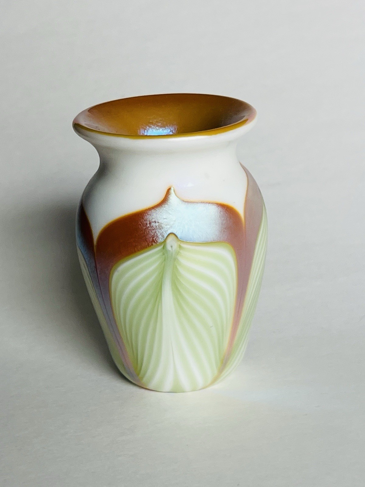 Donald Carlson Studio art glass gold iridescent pulled feather vase signed. MINT