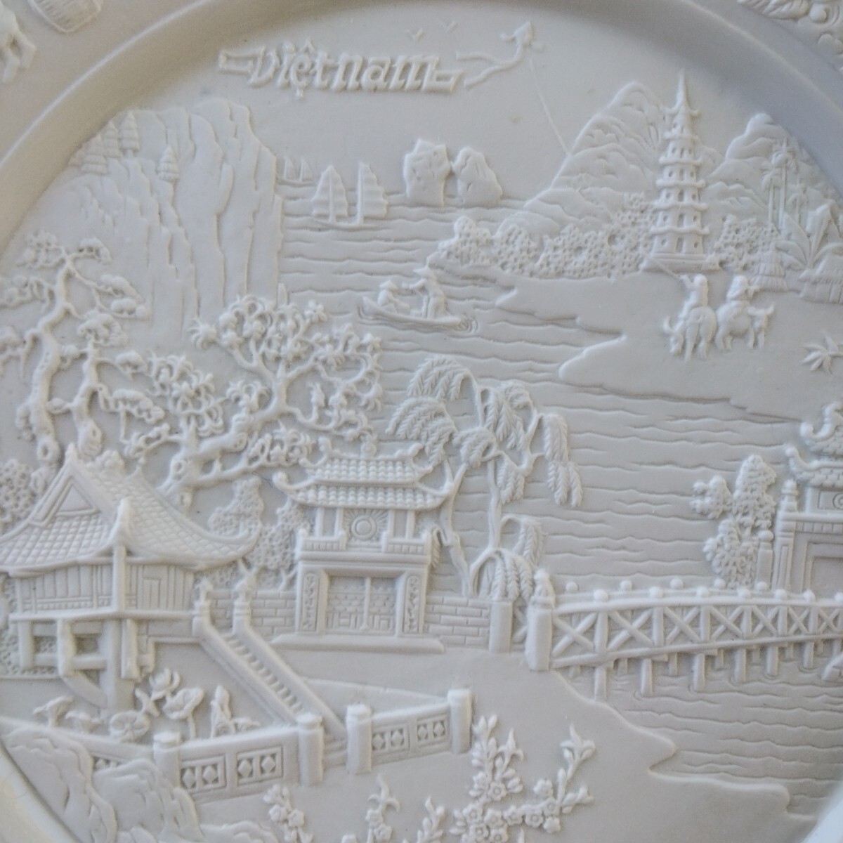 Miinh Long Porcelain Embossed Plate Vietnam White Matte Bisque 25cm As New