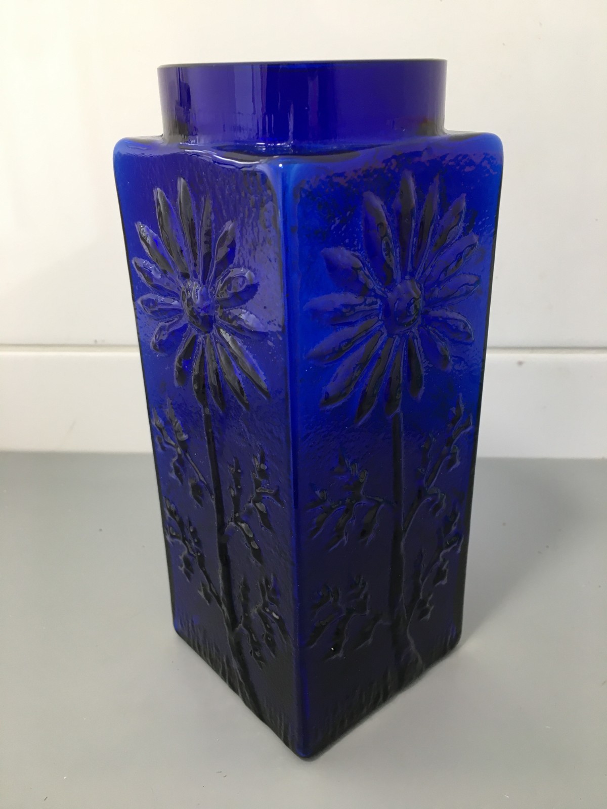 Dartington #FT228 Frank Thrower Cobalt Blue Glass ‘Marguerite’ Vase 7.5″