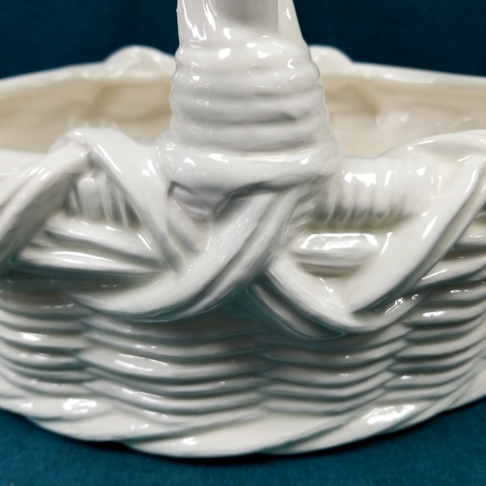 VTH HOLLAND MOLD 1989 Pottery Ceramic Basket Weave Basket White Centerpiece 14″