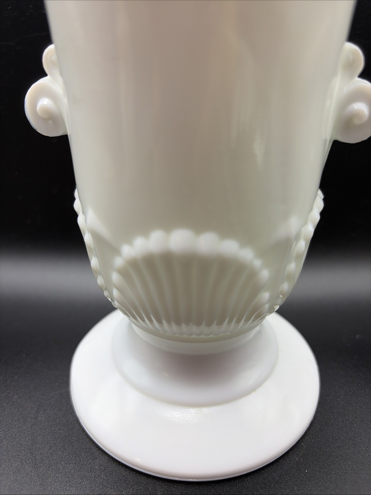 Vtg Anchor Hocking Fire King Vitrock Milk Glass Scalloped Seashell Vase 7.75″ T