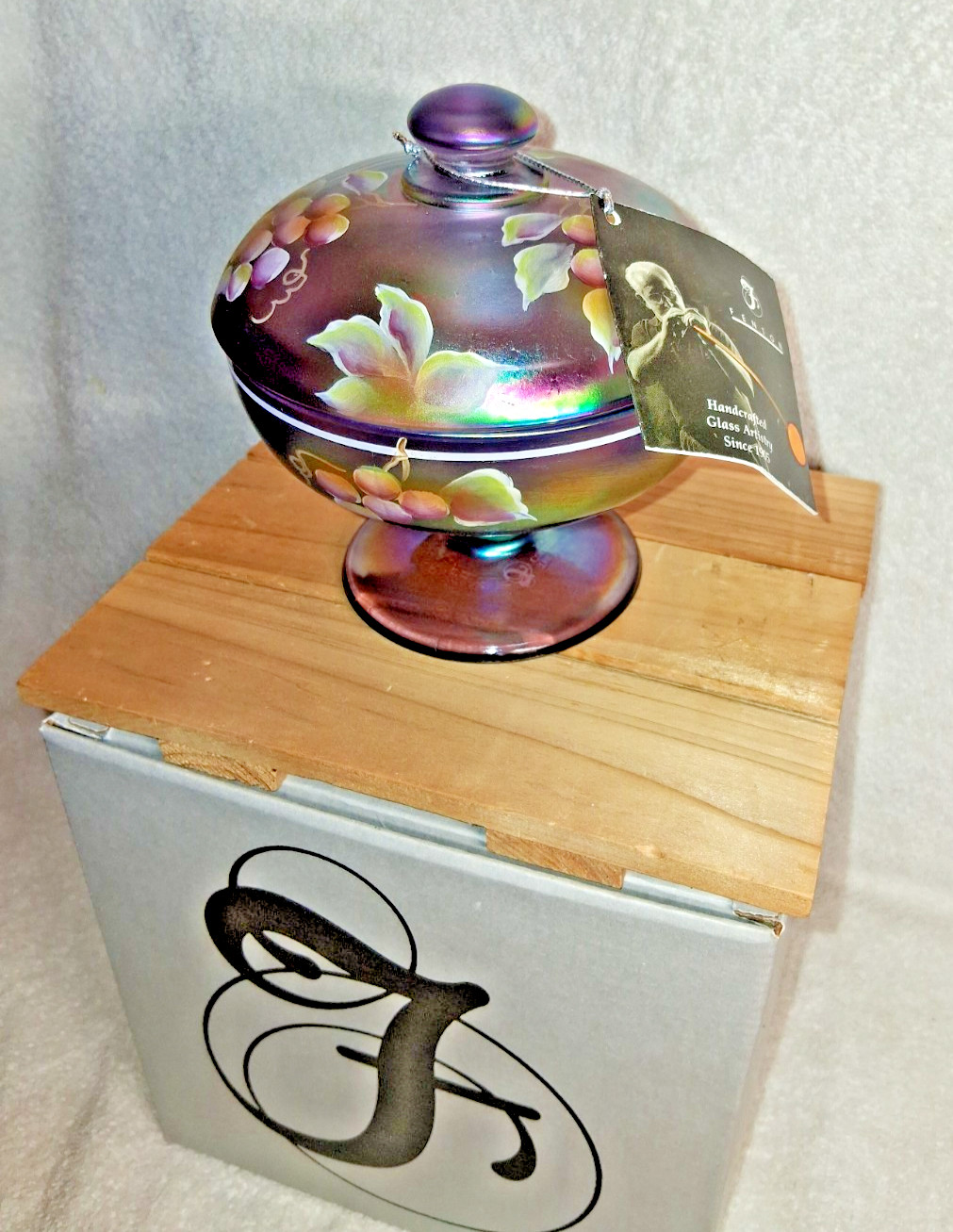 VTG. FENTON VIOLET IRIDIZED HP. 2002 MUSEUM COLLECTION COVERED PUFF BOX *MINT*