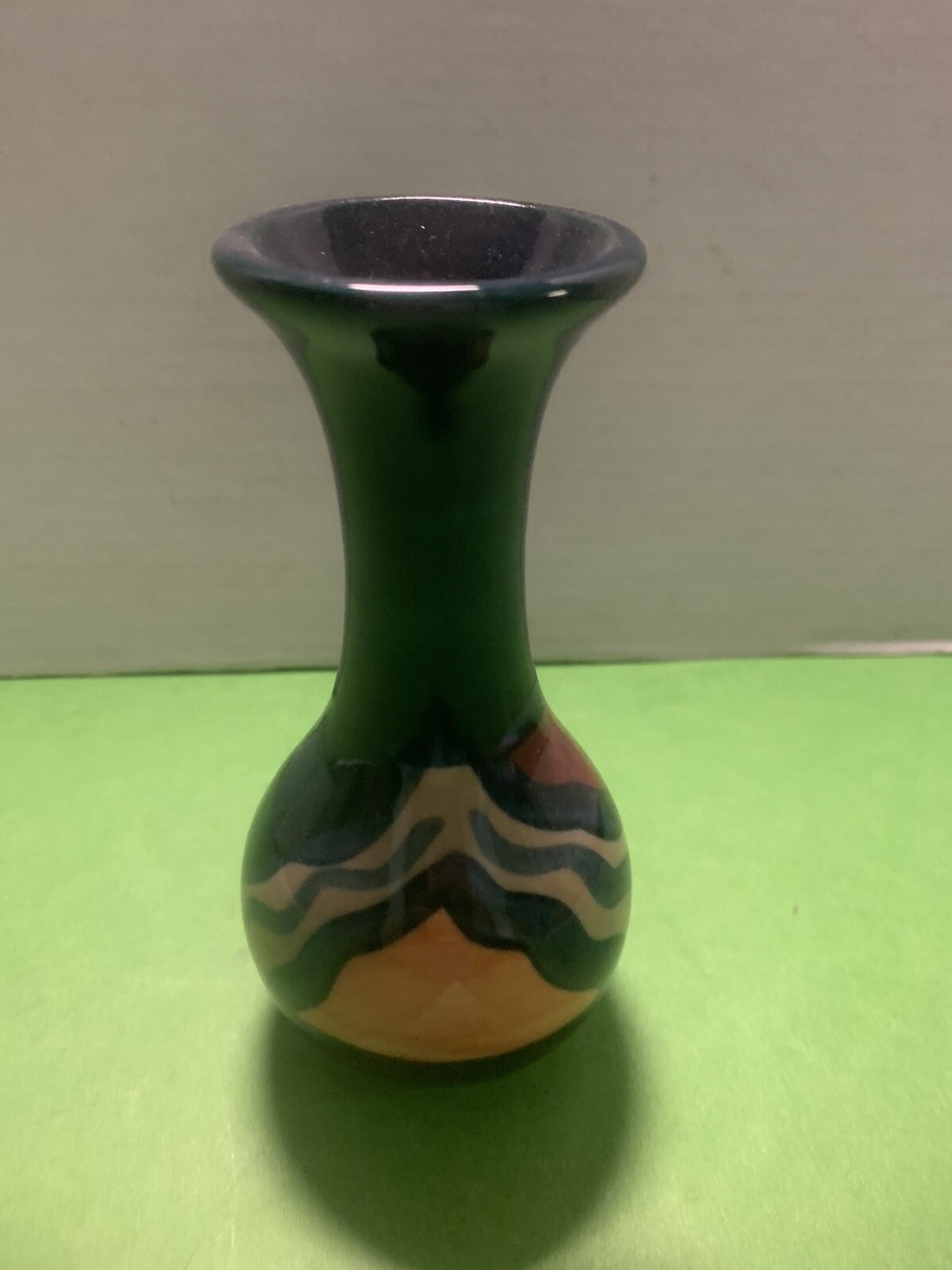 Gail Pittman Pottery Azalea Green Vase Signed, 6 1/4 Tall Zigzag Red Blue Cream