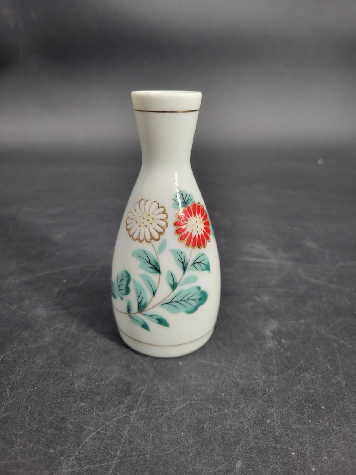 Very Pretty, Vintage Japanese Porcelain Floral Bud Vase / Sake Server – 5″