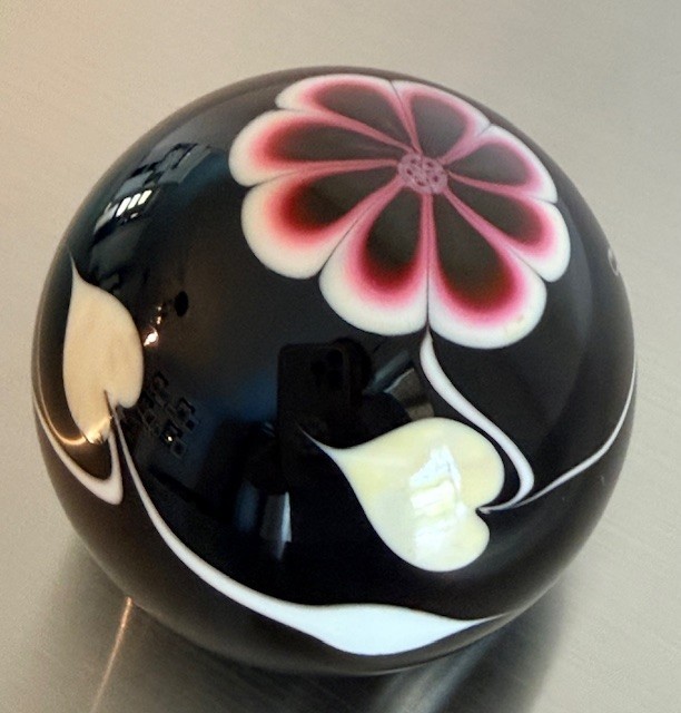 Stuart Abelman Paperweight 3 1/4″ Black Glass Pink Flower 4A1-109 Signed 1986