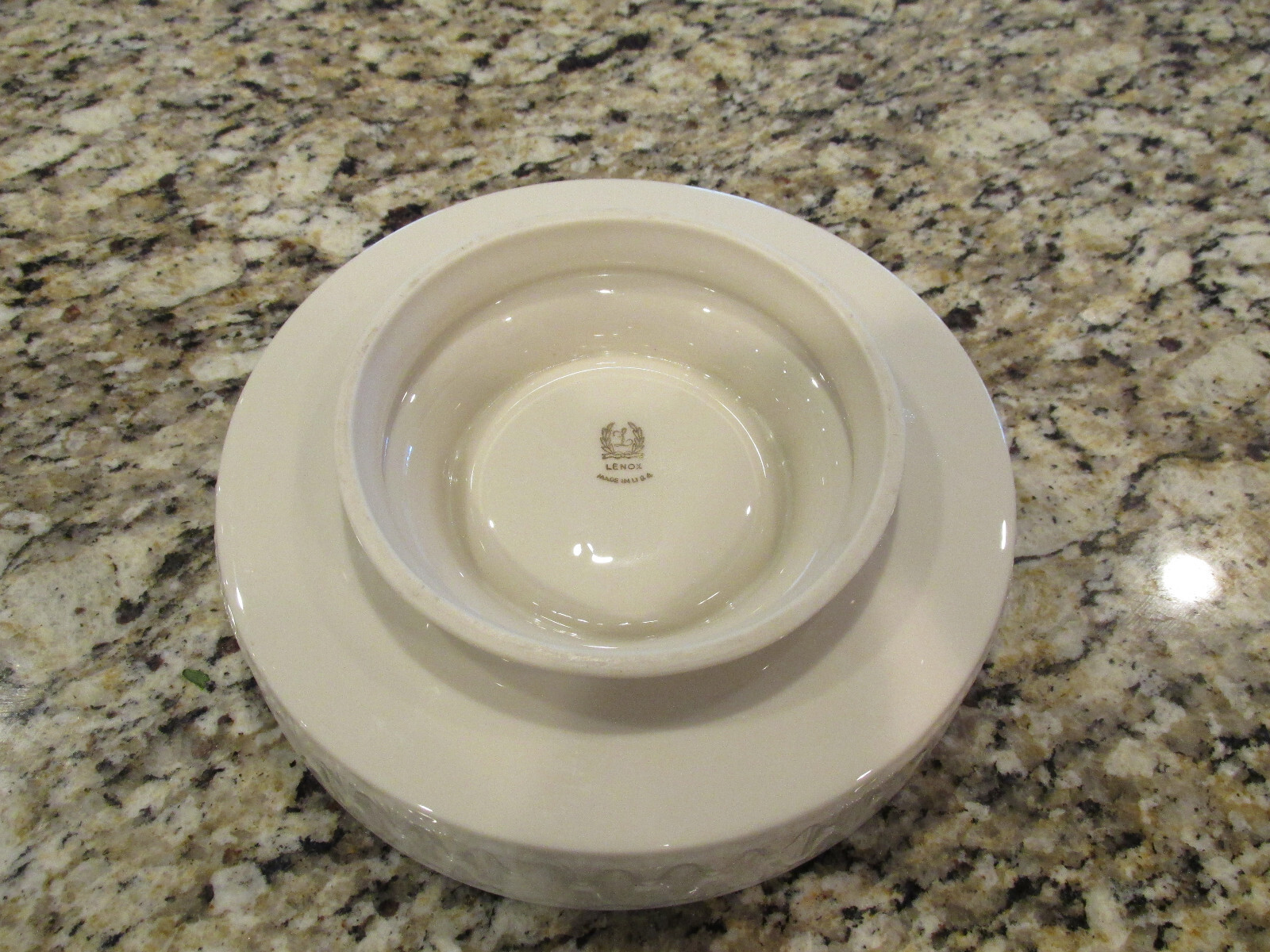 LENOX HOLIDAY ASHTRAY CHRISTMAS SNOW FLAKE GOLD TRIM 7″ ROUND PRISTINE CONDITION