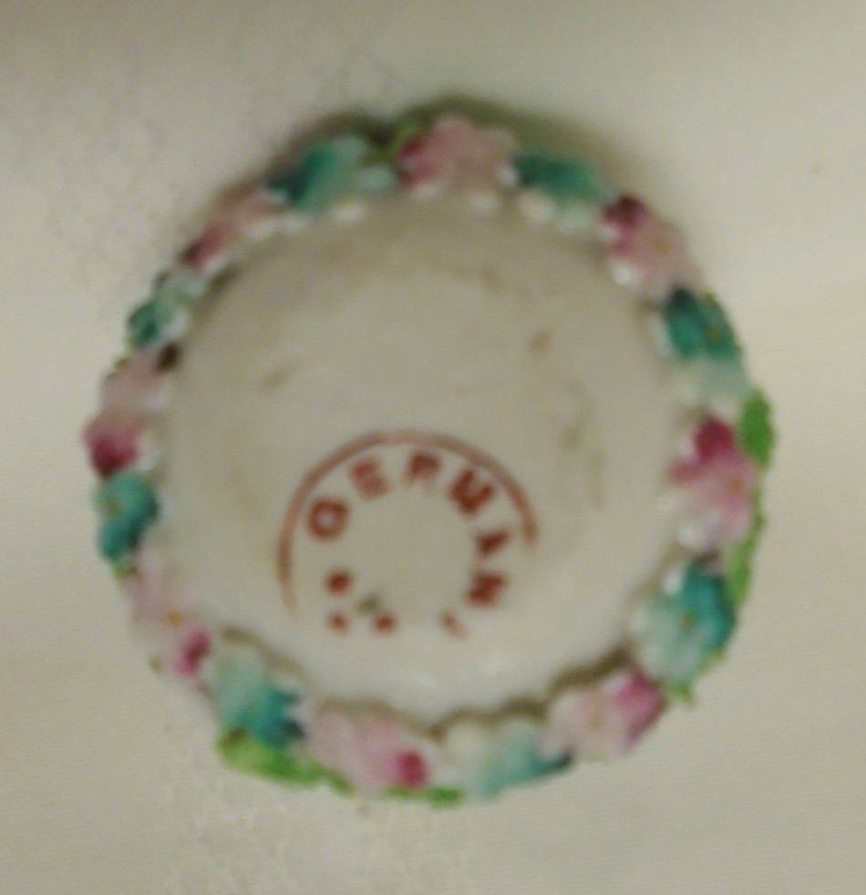 VINTAGE ELFINWARE CRISS CROSS HANDLES 2 1/4″ ROUND BASKET SIGNED GERMANY