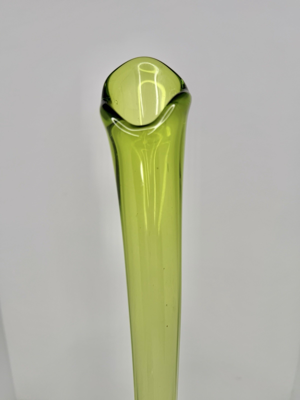 Vintage MCM LE Smith 20.75” Green 6 Petal Footed Swung Vase Whimsical
