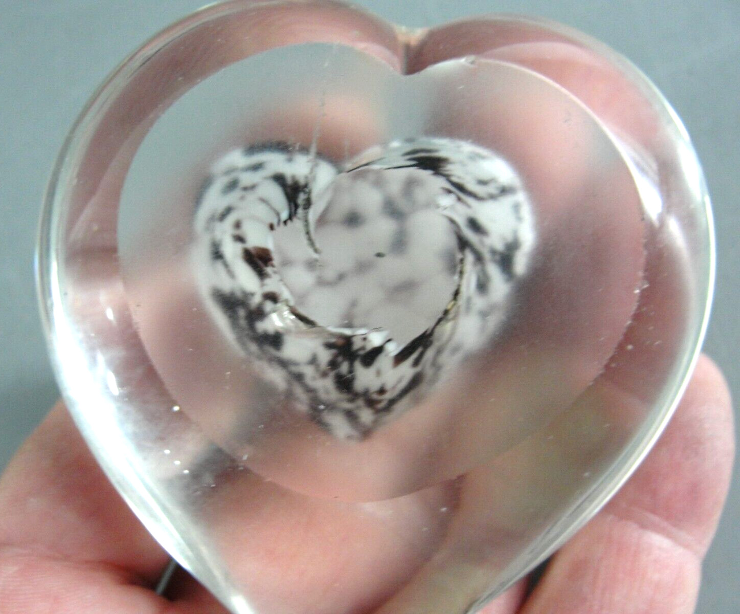 HEART SHAPED HAND BLOWN ART GLASS PAPERWEIGHT ❤️ WHITE BROWN SPECKLED CENTER 3″