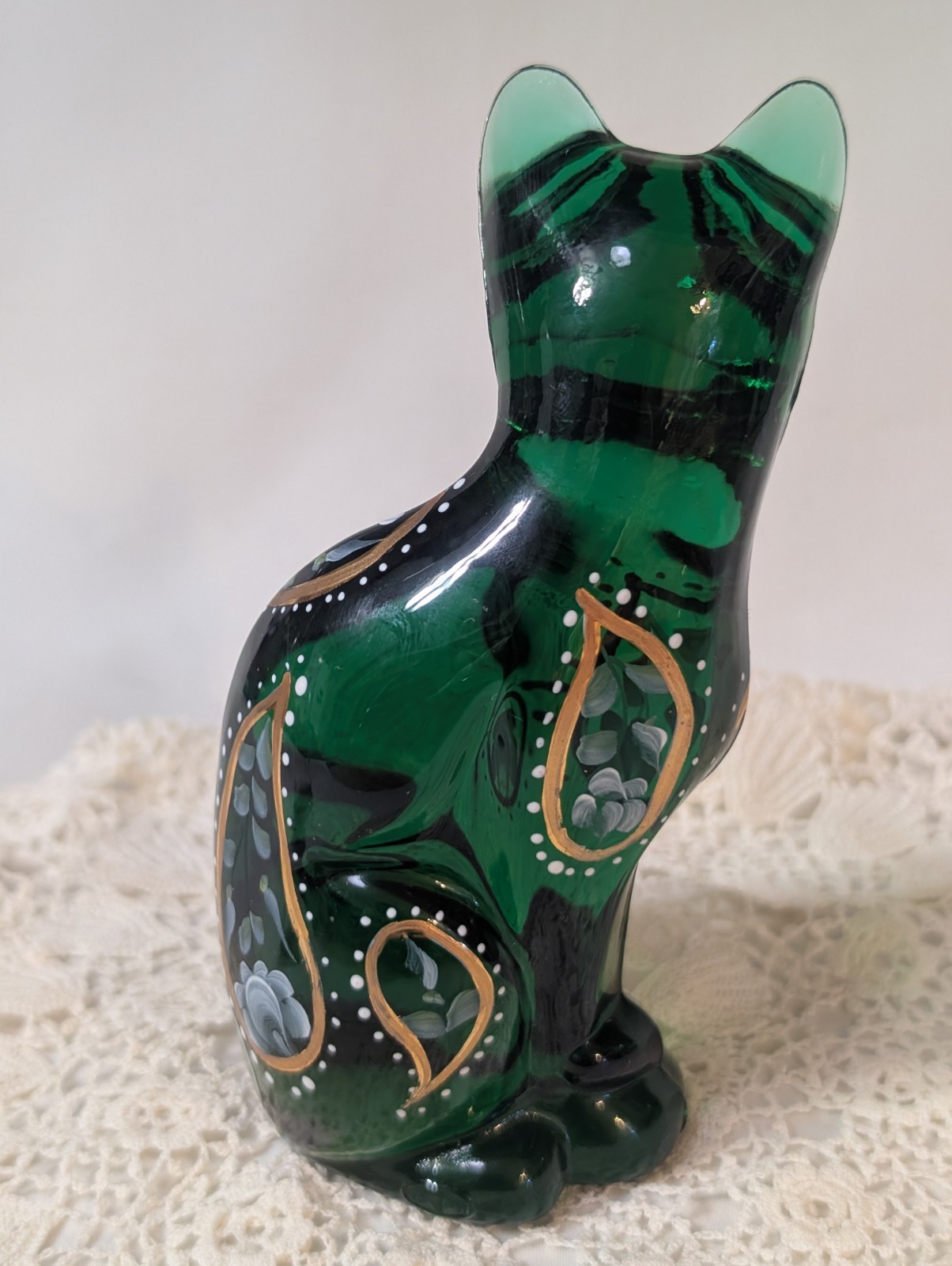 Vintage Fenton Glass Emerald Green 5″ Cat Vintage 2000 Floral with Gold Accents