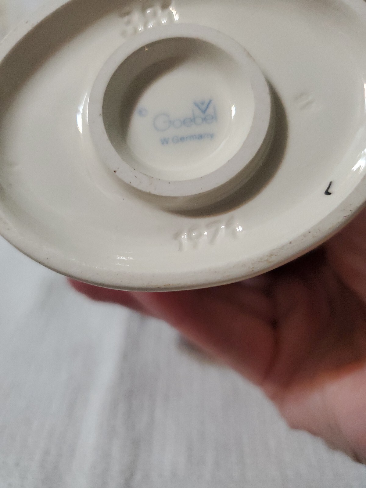 Hummel Figure 381 to The Flower Market 5 5/16in 1 Choice. Very good
