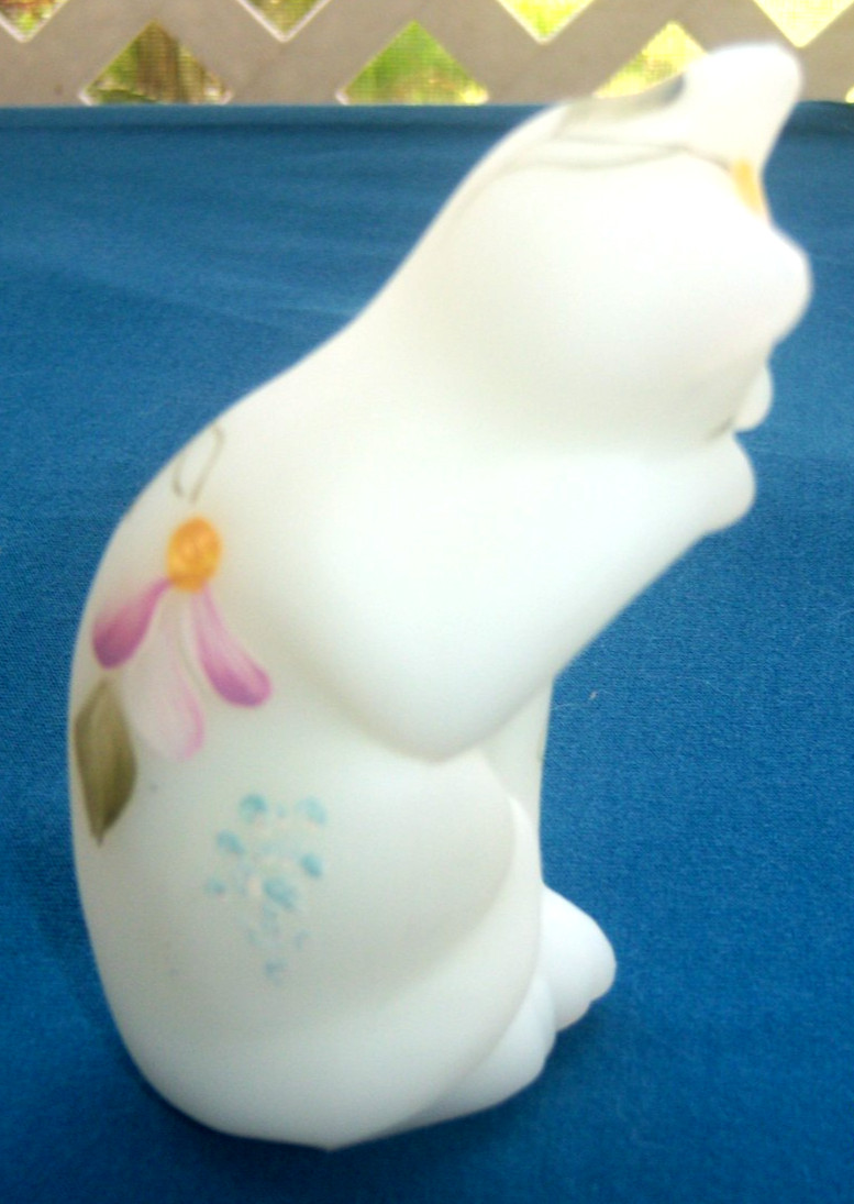 FENTON HB & HP WHITE OPAL SATIN 4″ GROOMING CAT w/CRYSTALS 4″c. 1960’s