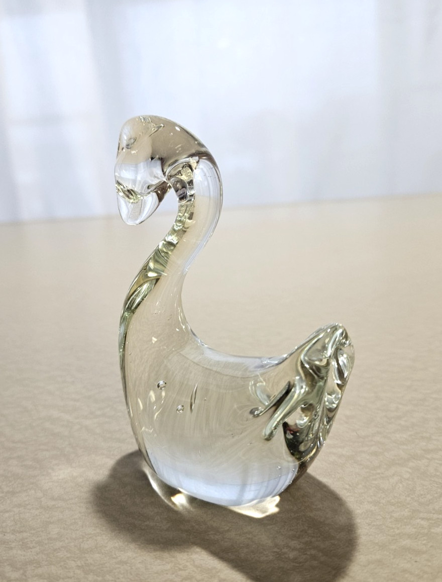 Art Glass Swan Paperweight With Bubbles 4.5 Inches Tall