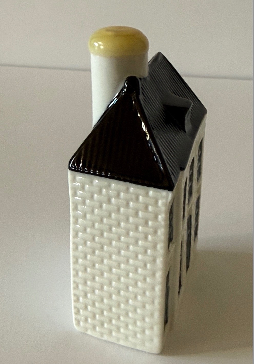 KLM Dutch Blue Delft House #106 – Brand New – Sealed – Empty No Alcohol