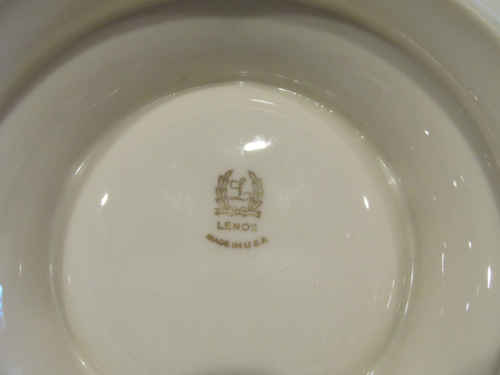 LENOX HOLIDAY ASHTRAY CHRISTMAS SNOW FLAKE GOLD TRIM 7″ ROUND PRISTINE CONDITION