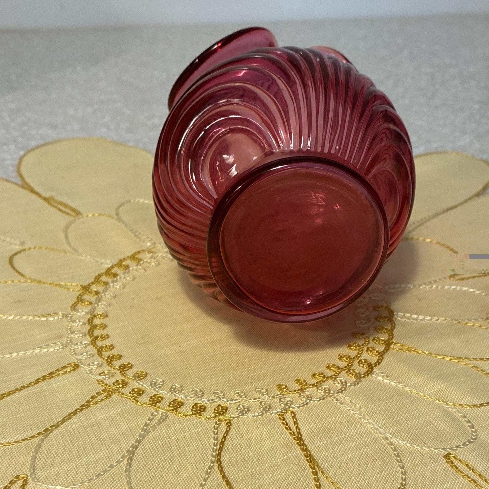 Pink Swirl Art Glass Vase. Decorative Glossy Glass. 4.5 in Tall.