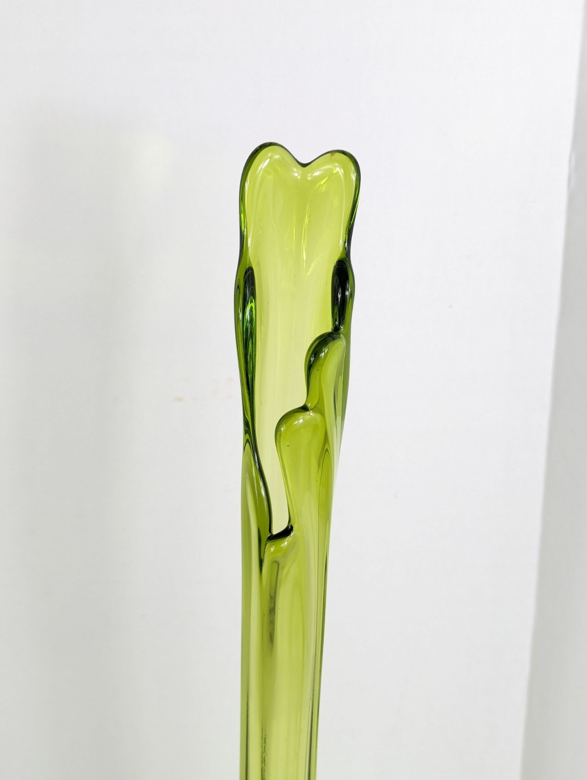LE Smith Green Swung Vase Mid Century 20.5″ Tall Vintage 1960’s