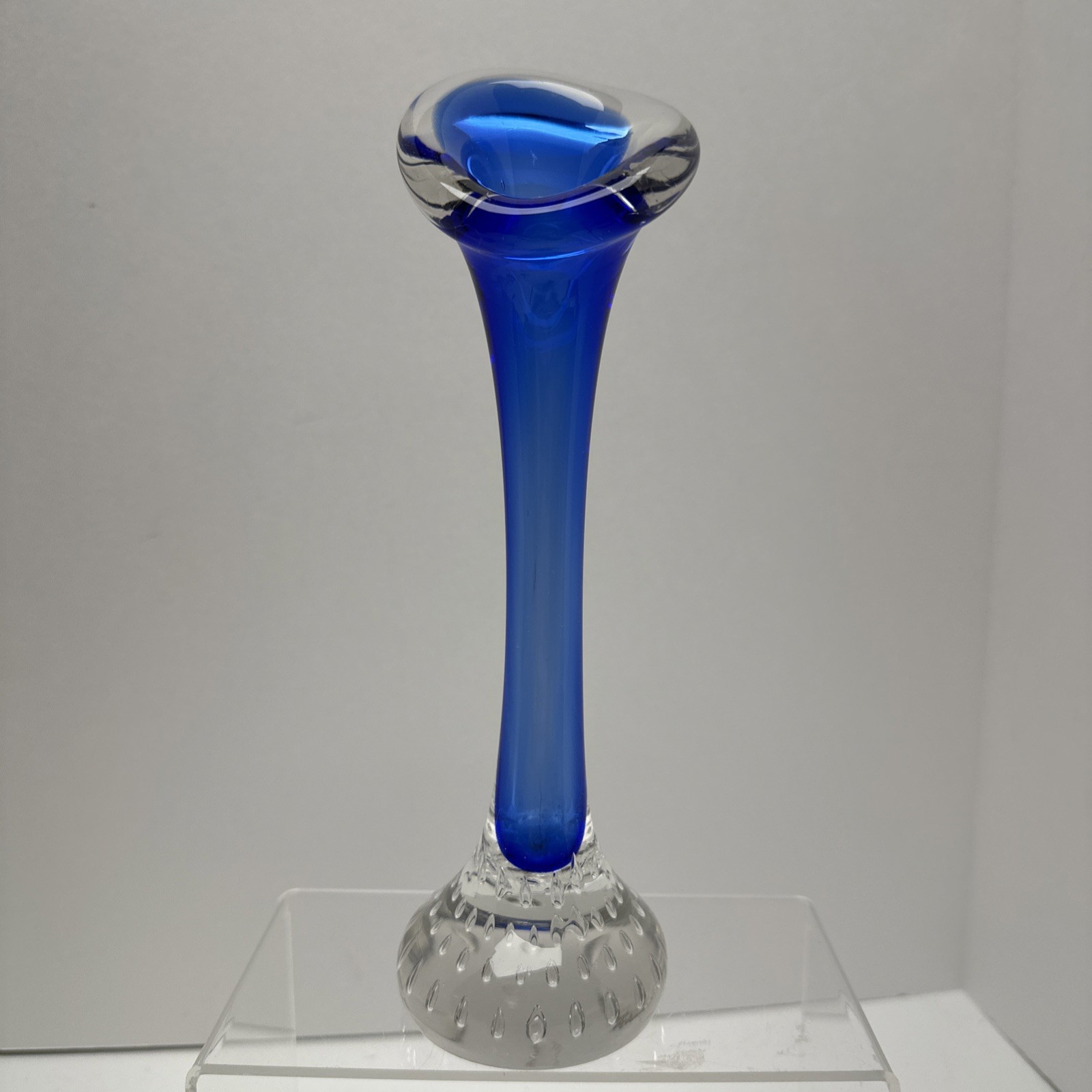 Aseda Glasbruk Calla Lily Bud Vase Blue MCM Sweden 8″ Controlled Bubble Base