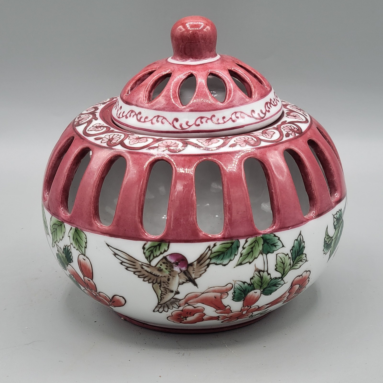 Chinese Porcelain Reticulated Decorative Box Jar Hummingbird Floral Motif Lid