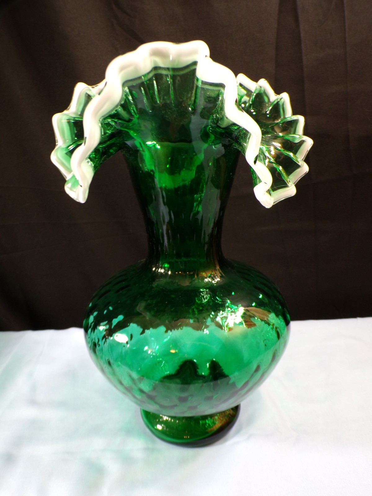 Large Emerald Green Glass Vase w/ Diamon Optic Design & White Snow Crest 11 1/2″