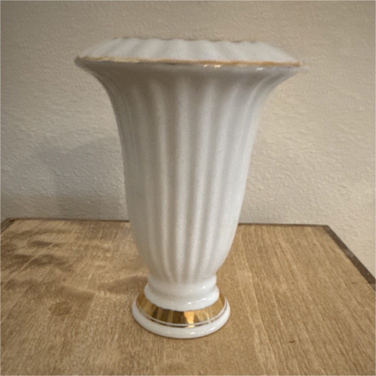 Optimara White Ribbed Ceramic Vase with Gold Trim, 6″ Glossy Decorative Finish