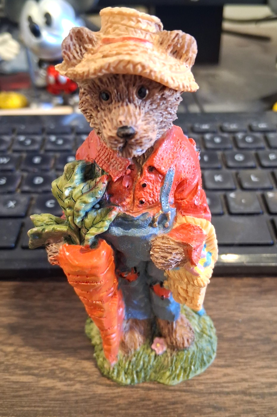 VINTAGE GIFT INNOVATIONS EASTER EGGSTRAVAGANZA 5″ CARROT BEAR CERAMIC FIGURINE