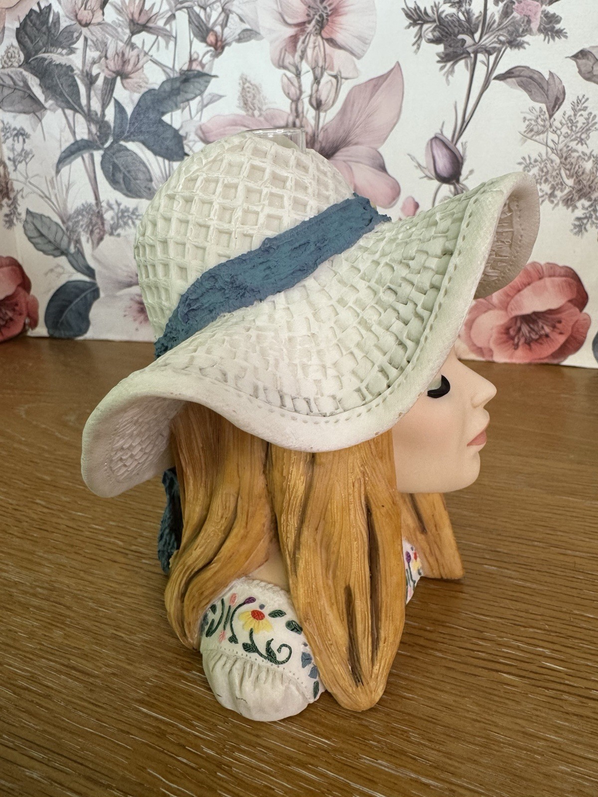 Cameo Girls Eve 1973 “Folkfest Finery” Lady Vase