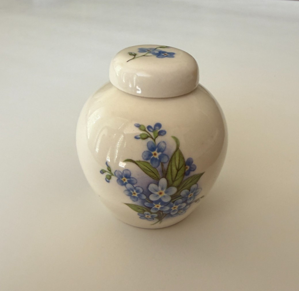 VINTAGE MASON’S IRONSTONE Lided Urn/Jar, 2 inches, Flower Motif