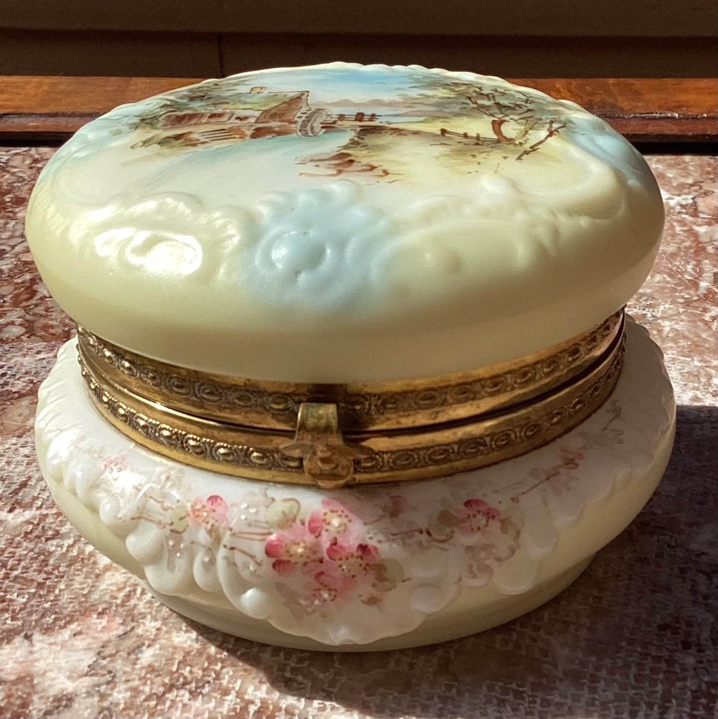 Beautiful Handpainted Wavecrest CF Monroe Box 4.00″ D, 3.50″ H