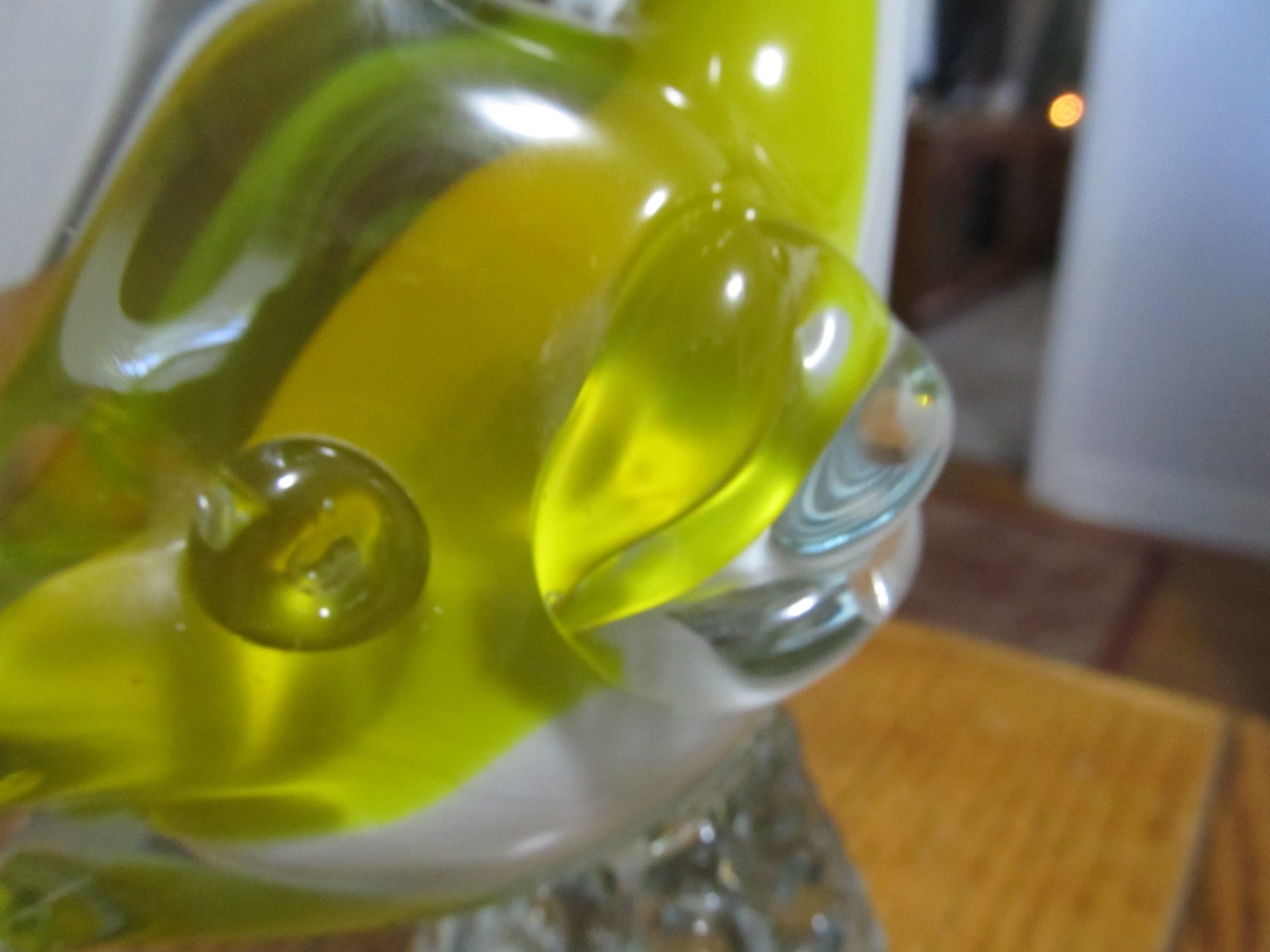 VTG MURANO GLASS HAND BLOWN YELLOW/CLEAR/WHITE FISH W/TEXTURED PEDESTAL BASE F/S