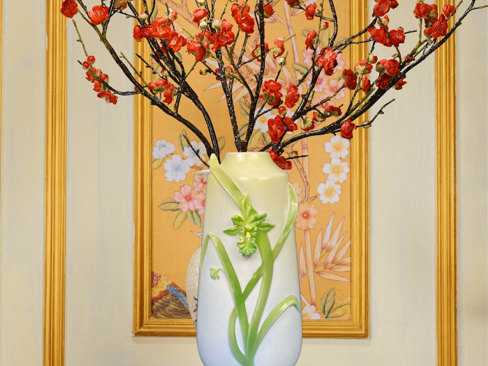 A Beautiful Gallant Craft Porcelain Green Orchid Vase in Presentation Box mje
