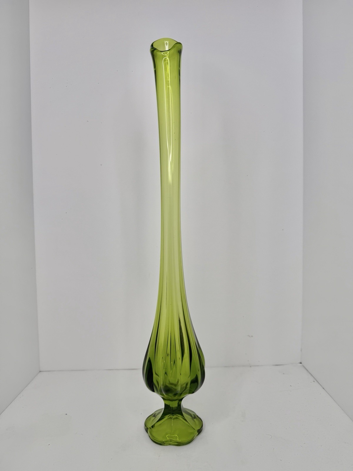 Vintage MCM LE Smith 20.75” Green 6 Petal Footed Swung Vase Whimsical