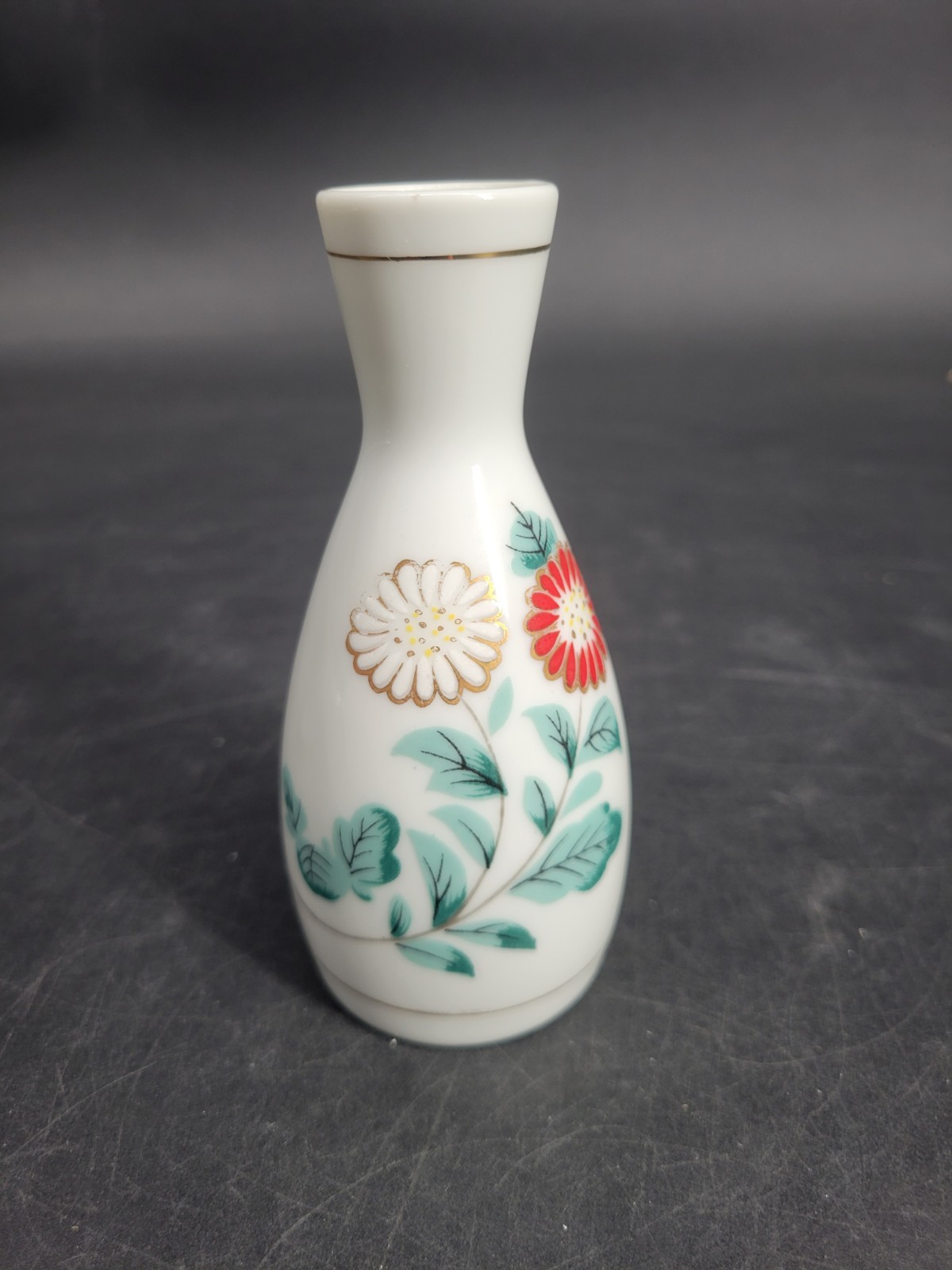 Very Pretty, Vintage Japanese Porcelain Floral Bud Vase / Sake Server – 5″