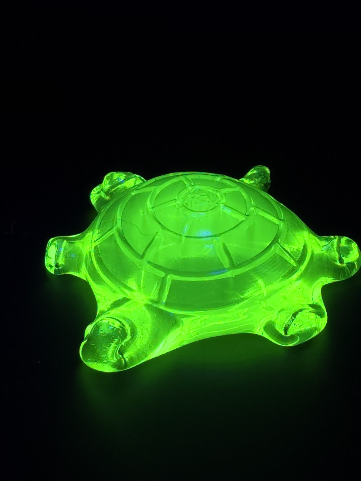 RARE Boyd Art Glass ~ Turtle ~ in Vaseline Slag URANIUM Glows